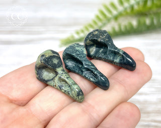 Kambaba Raven Skulls in hand