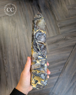 Mosaic Quartz XL Tower from Brazil in hand